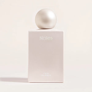 Frontale Produktabbildung von Fari Islands Eau de Parfum auf beigem Hintergrund