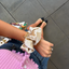 Noles Scrunchie extra large in champagner an Farinas Arm 