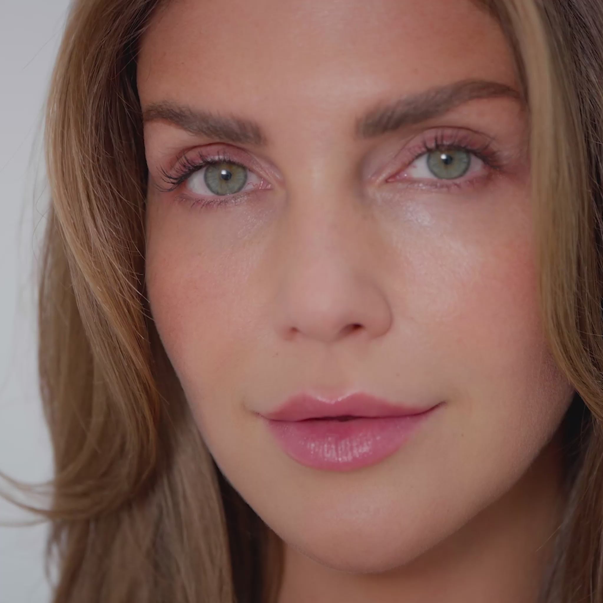 Produktvideo dass die Anwendung der Fari Islands Augenpads zeigt